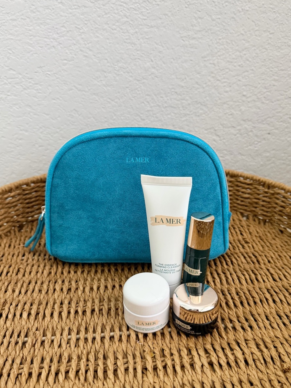 La Mer Bright Turquoise Travel Pouch with Mini Skincare Set